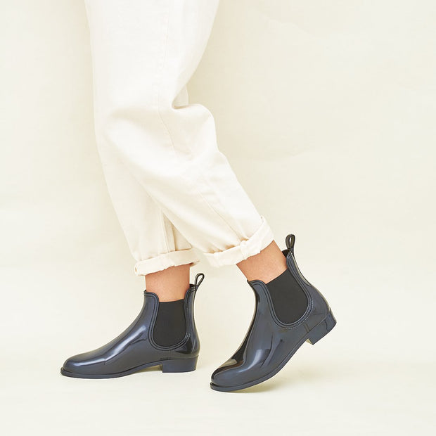 BLACK BOOTS