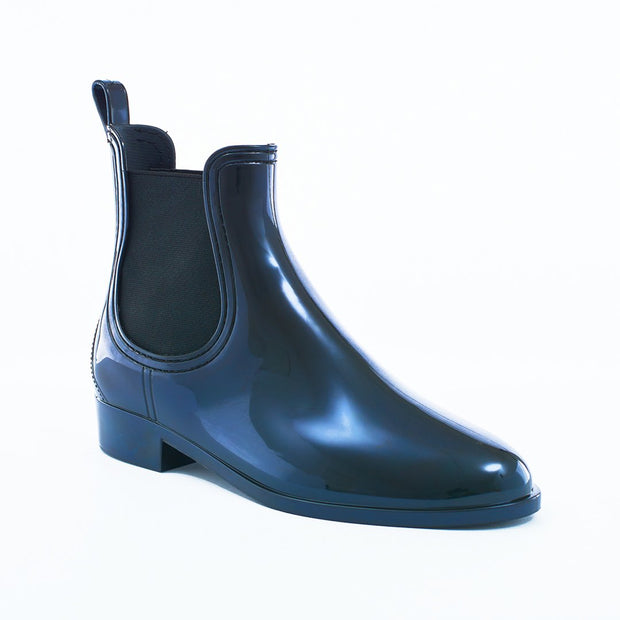 BLACK BOOTS
