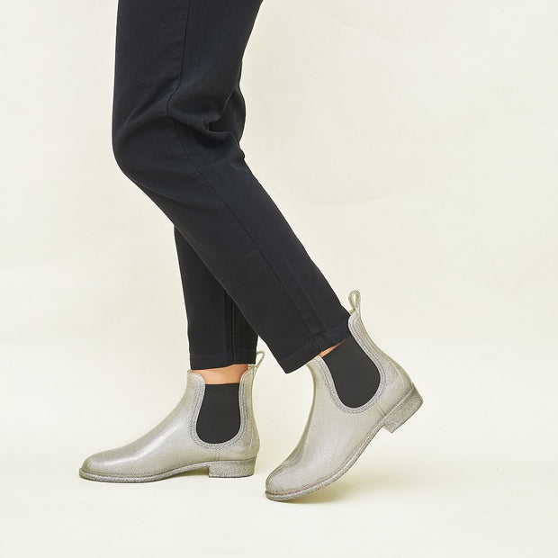 SHINY BOOTS